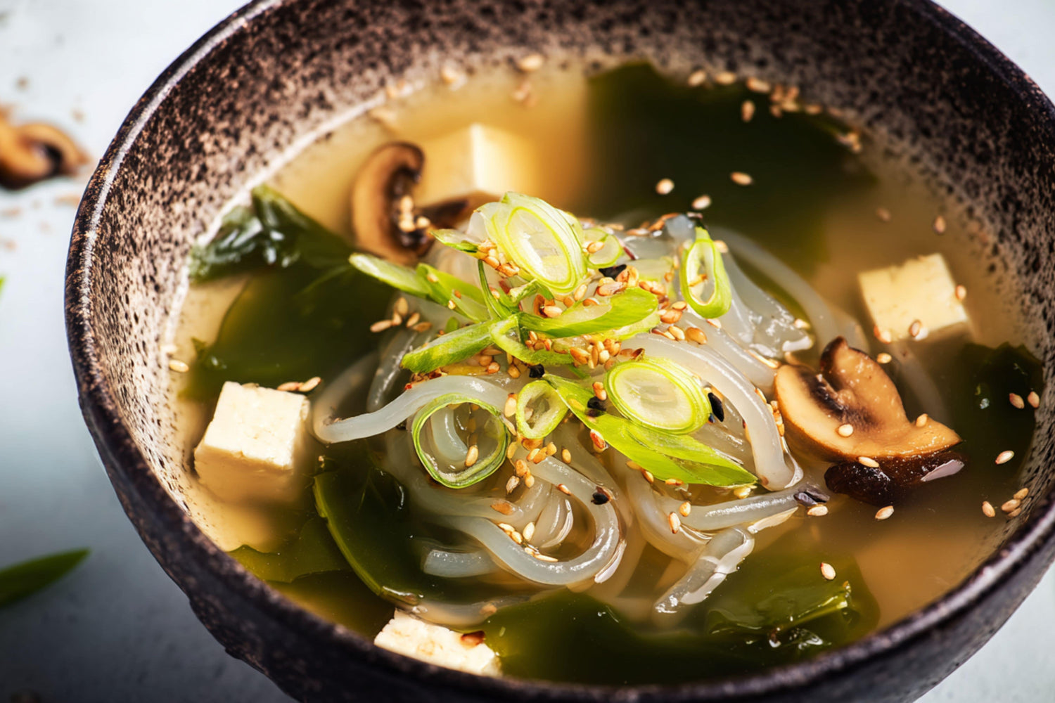 Algensuppe mit Glasnudeln & Tofu