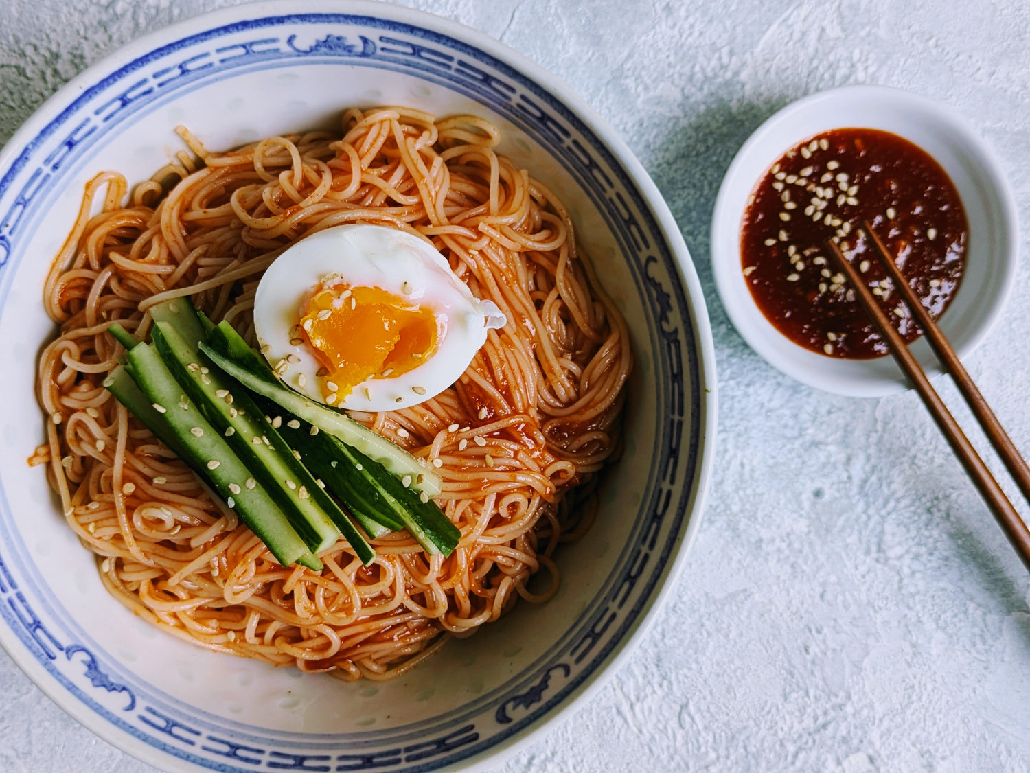 Bibim Guksu - Dünne Weizennudeln mit Gochujang Sauce