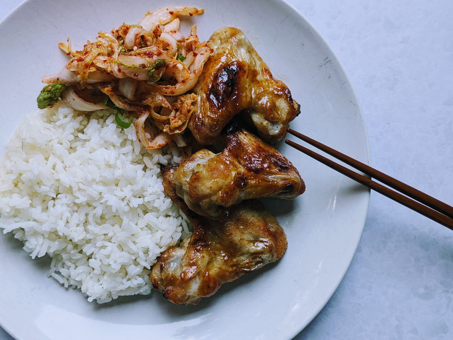 Bulgogi Chicken Wings mit frisch zubereitetes Kimchi
