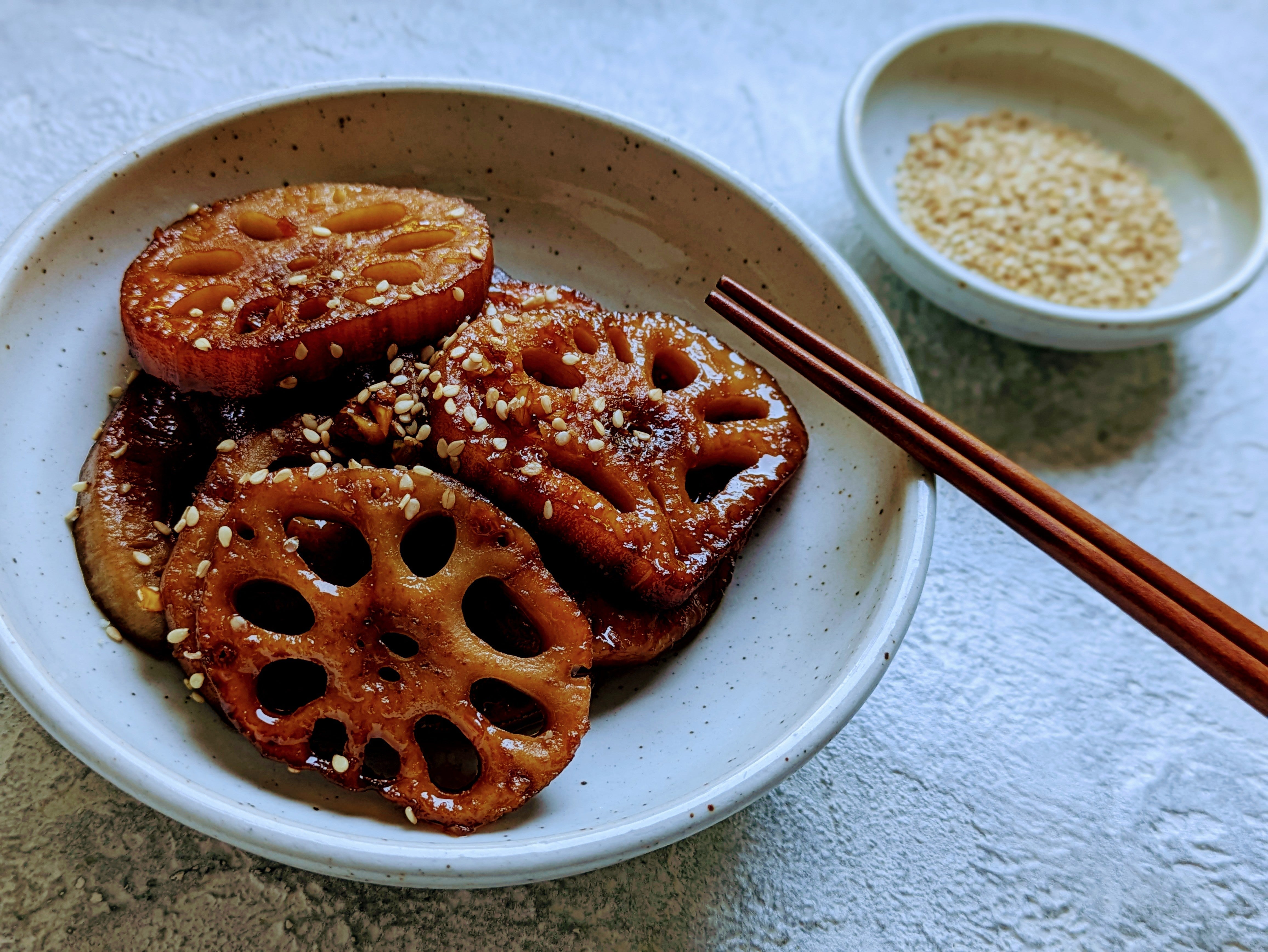 Koreanische Lotuswurzel mit Bulgogi Sauce