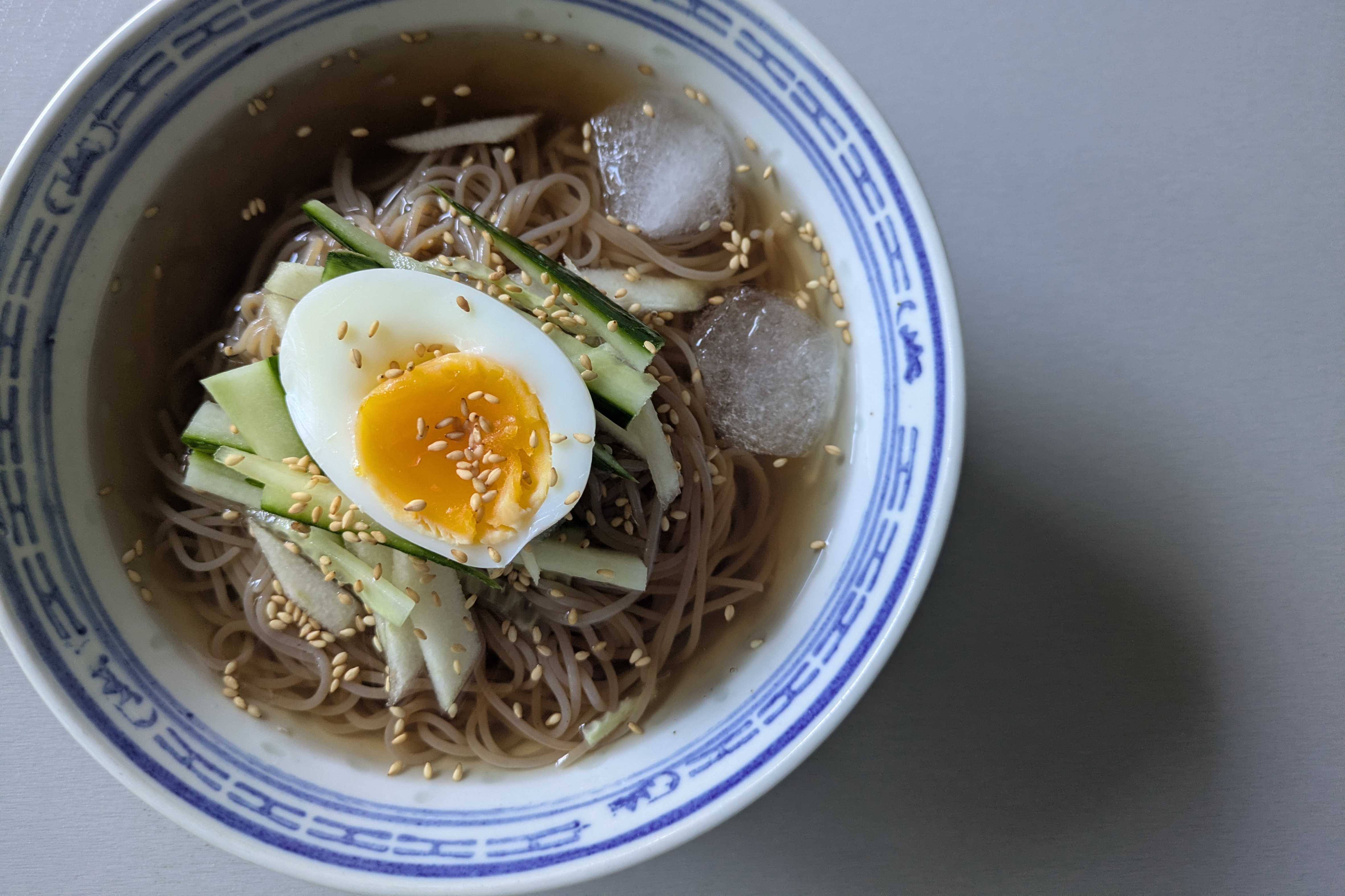 Mul Naengmyeon – Koreanische Buchweizennudeln in eiskalter Brühe