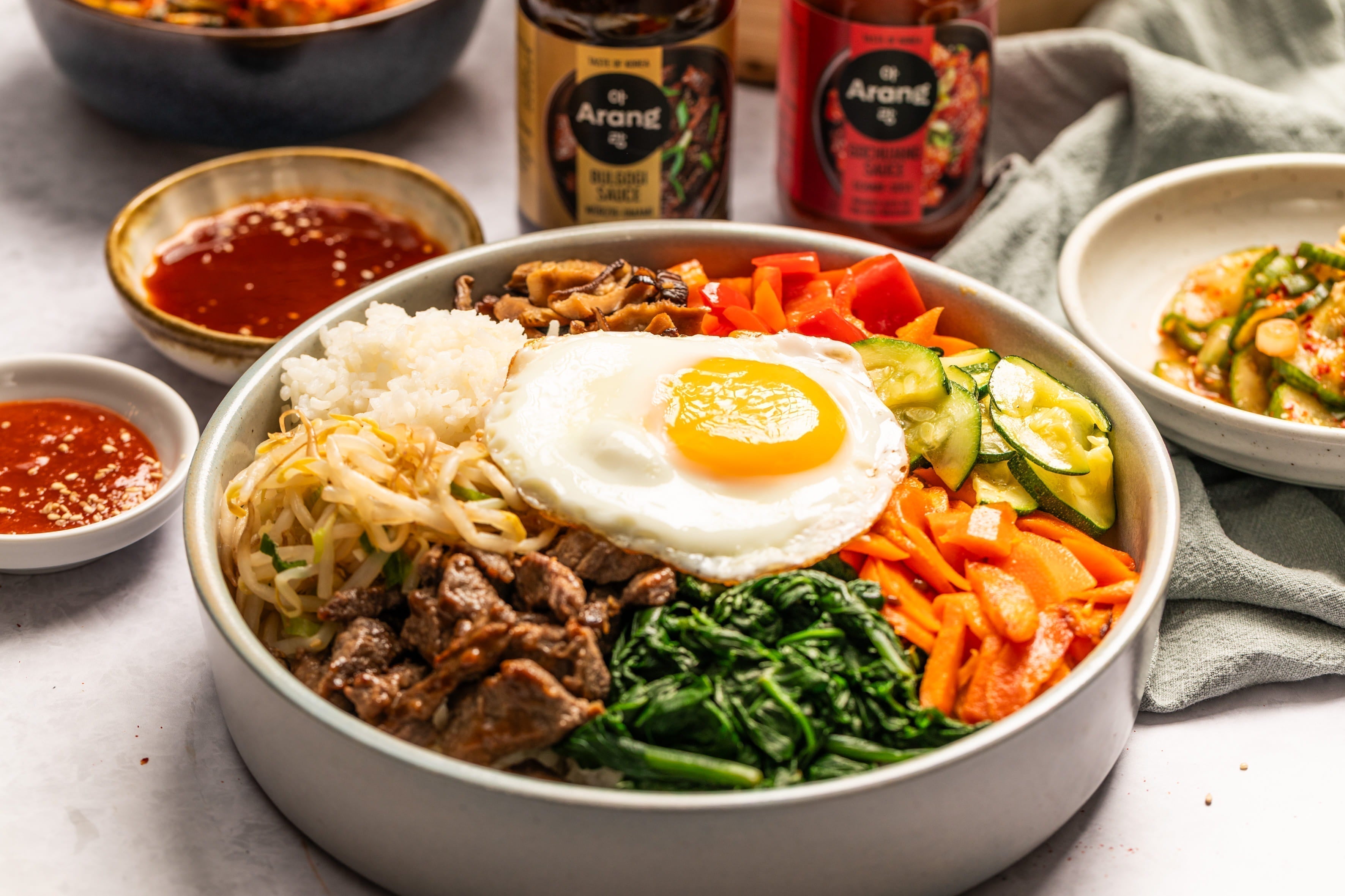 Bibimbap – traditionelles koreanisches Reisgericht mit Gemüse und Ei