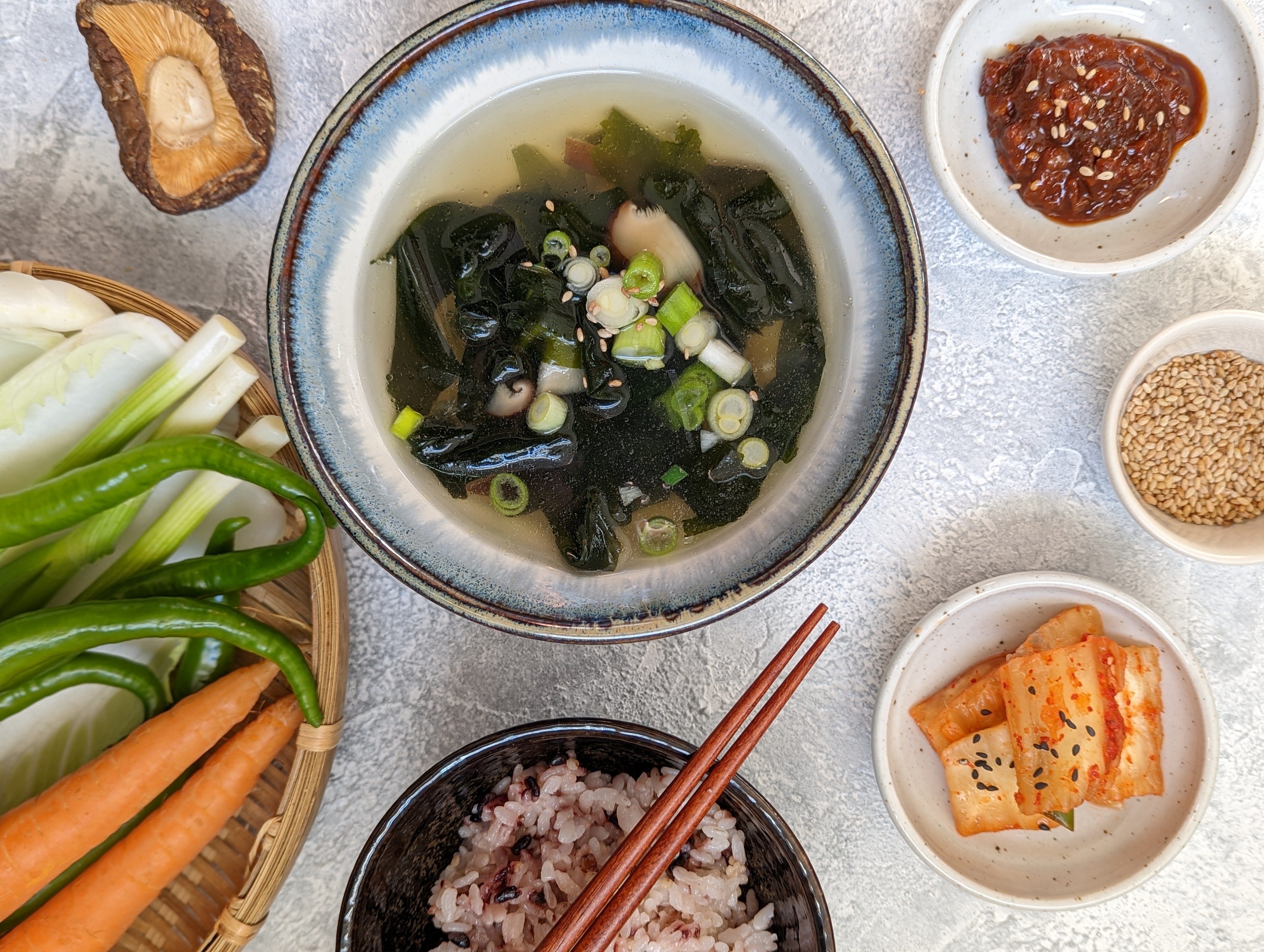 Koreanische vegane Seetangsuppe mit Shiitake-Pilzen