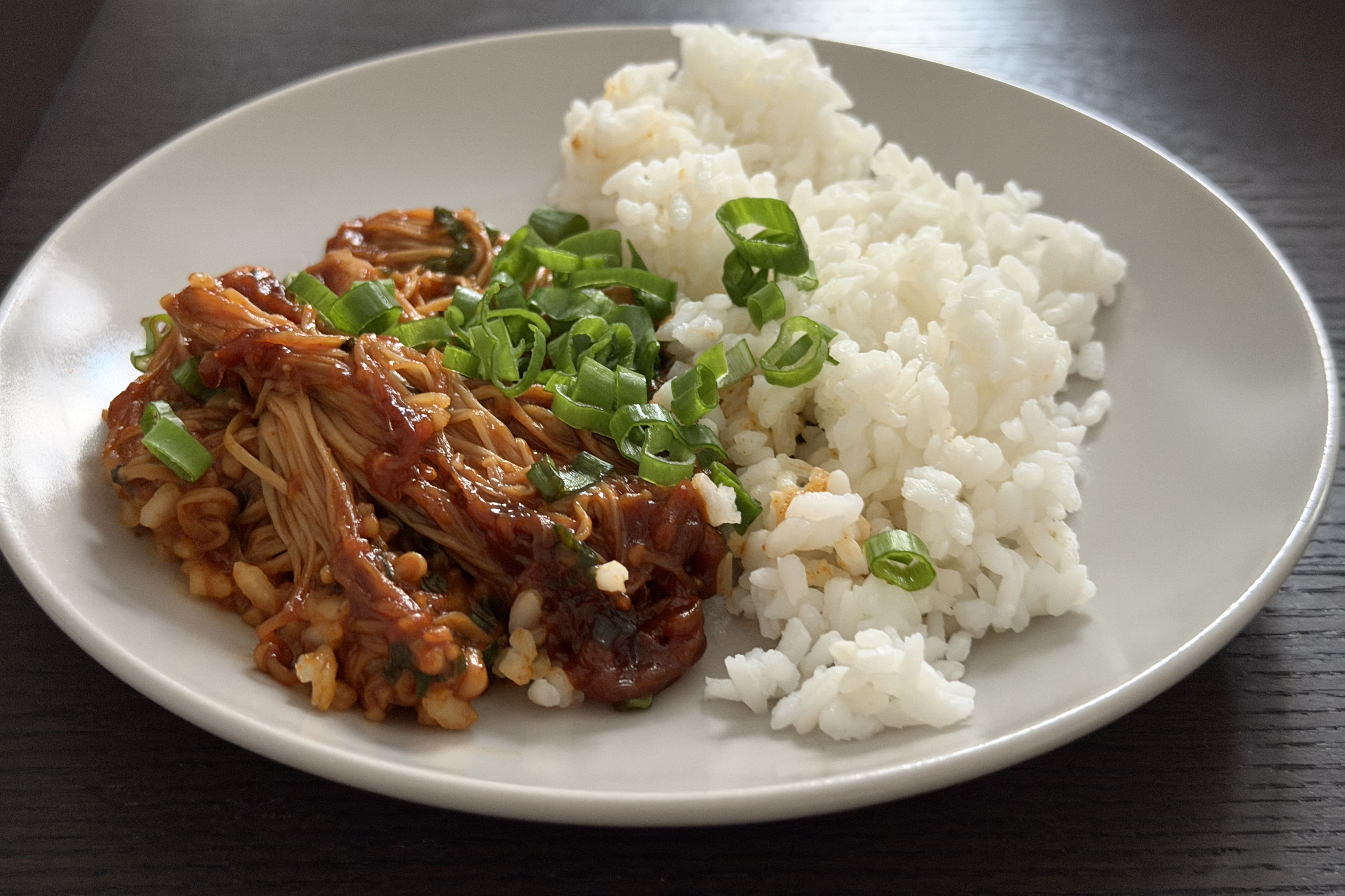 Enoki-Pilze in würziger Gochujang Sauce