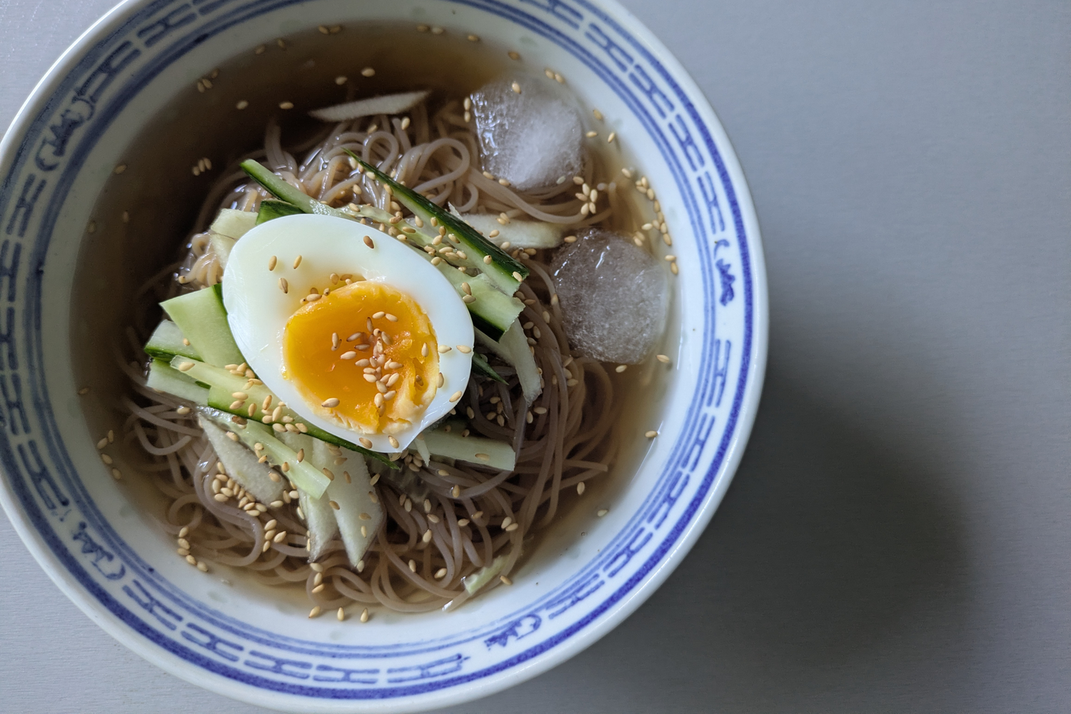 Was ist Naengmyeon? Die Geschichte der koreanischen kalten Nudelsuppe