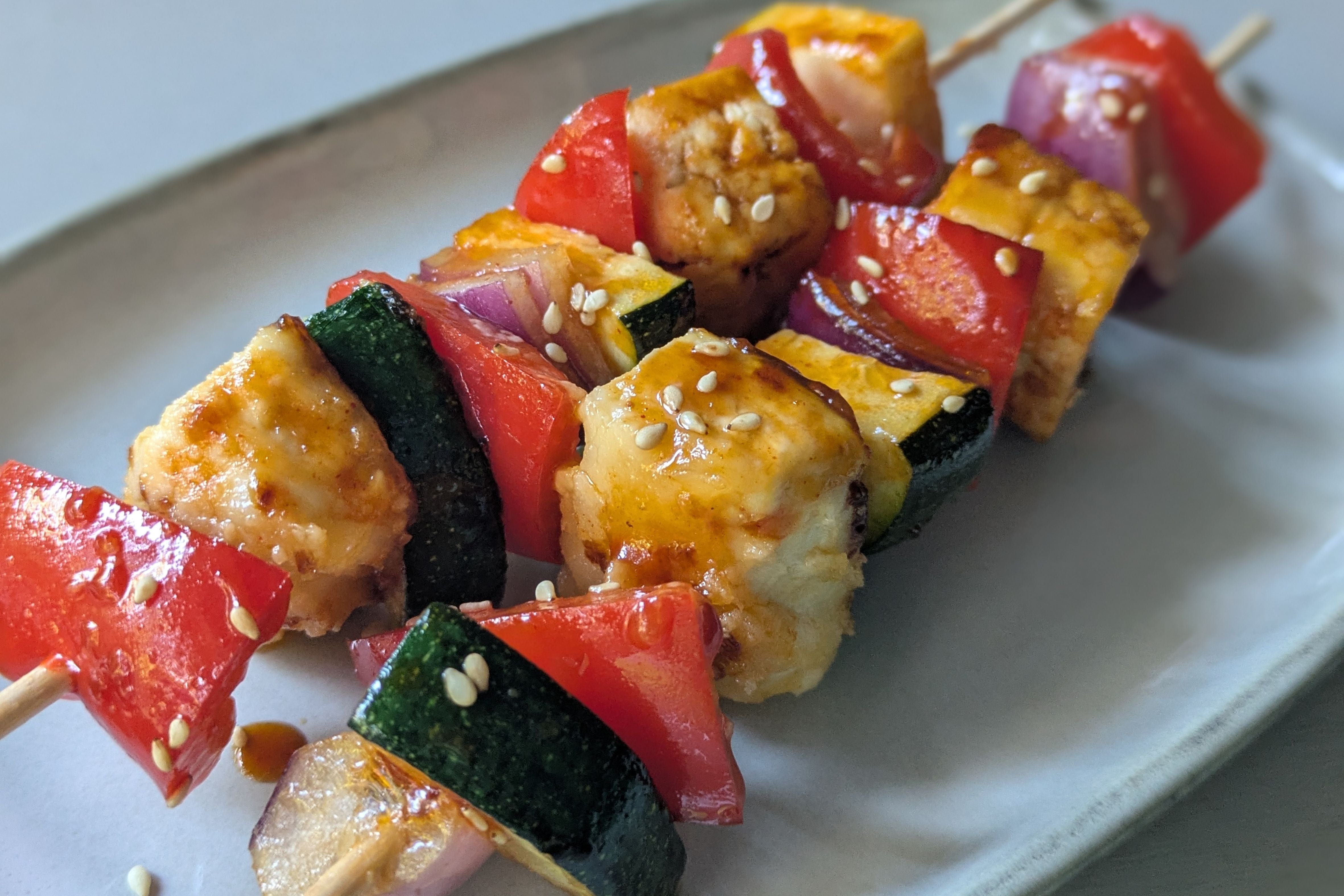 Tofu-Spieße mit Korean Fried Chicken Sauce