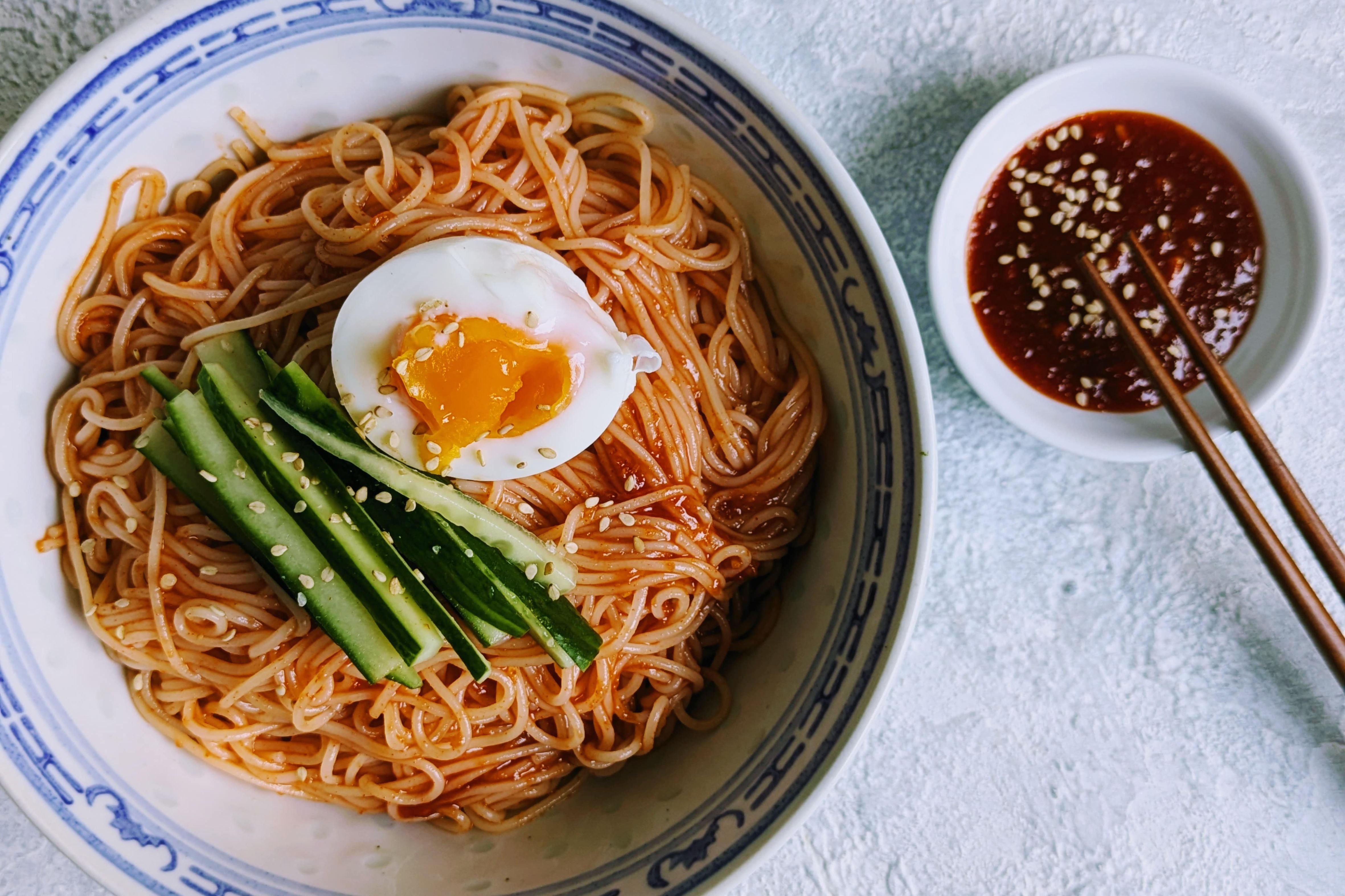 Bibim Guksu - Dünne Weizennudeln mit Gochujang Sauce